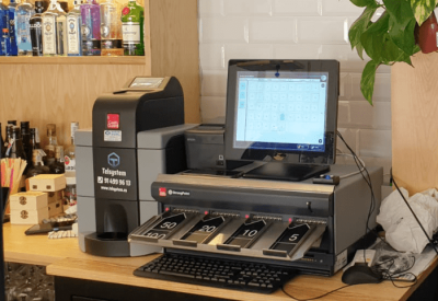 Instalacion-del-cajon-inteligente-CashGuard-en-Cafeteria cajón-inteligente-cafeteria-restaurante